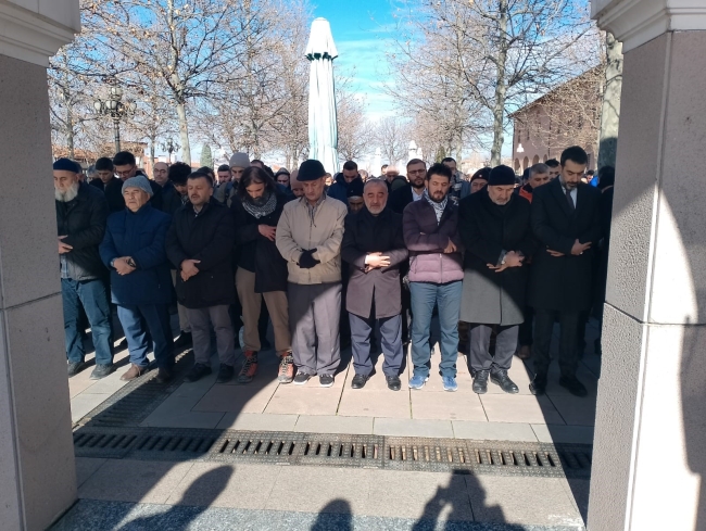 Türkiye’de tedavi gördükleri hastanede hayatını kaybeden 2 Filistinli son yolculuğuna uğurlandı