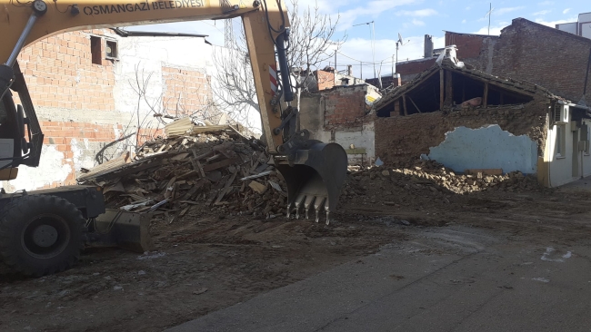 Osmangazi’den mahalleleri güvenli hale getiren yıkım
