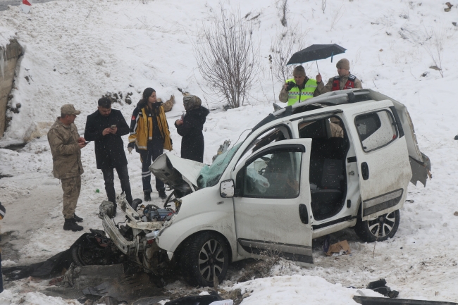 Erzincan’da feci kaza! 1 ölü, 6’ı asker 9 yaralı