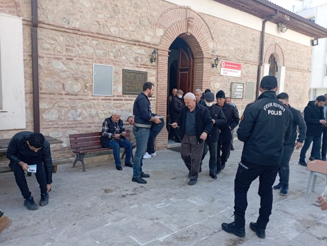 Karacabey polis ekipleri namaz sonrası broşür dağıttı