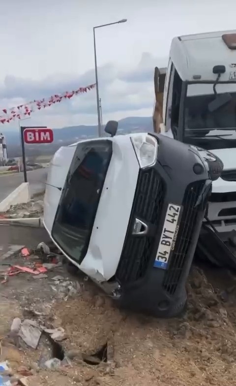 Bursa’da freni boşalan kamyon faciaya sebep oluyordu!