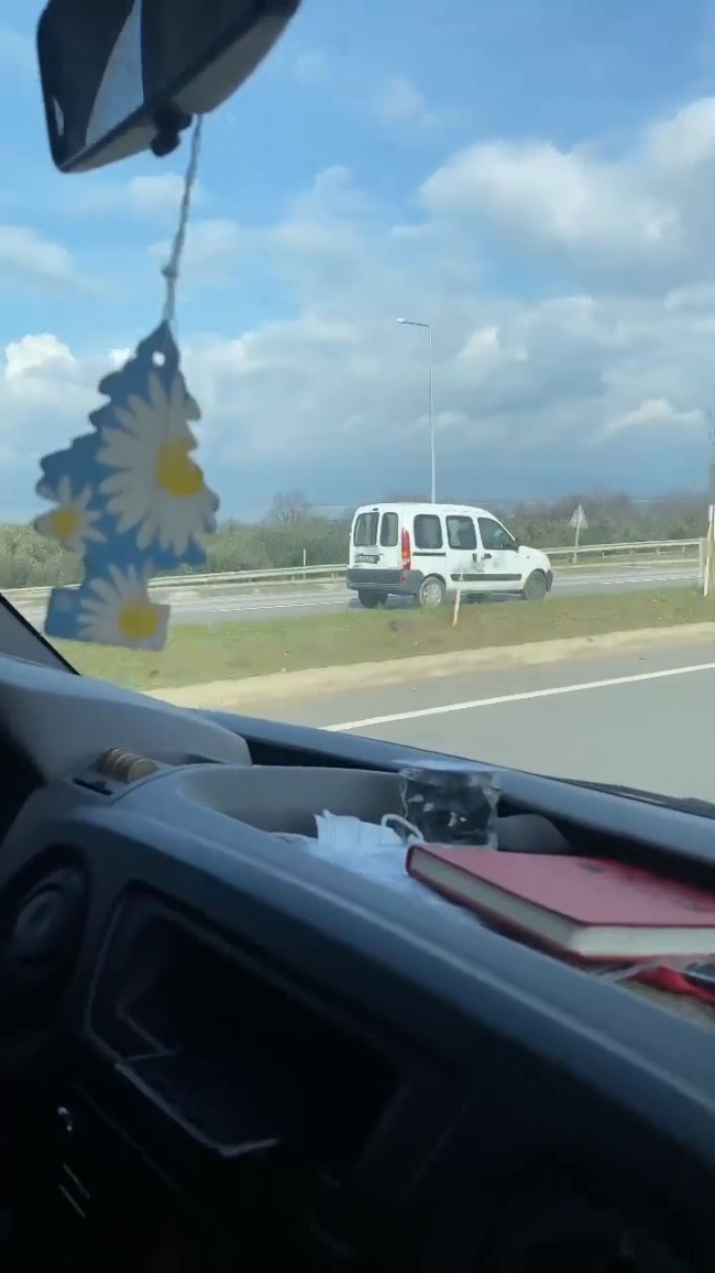 Bursa'da ters şeritten giden minivan faciaya davetiye çıkardı