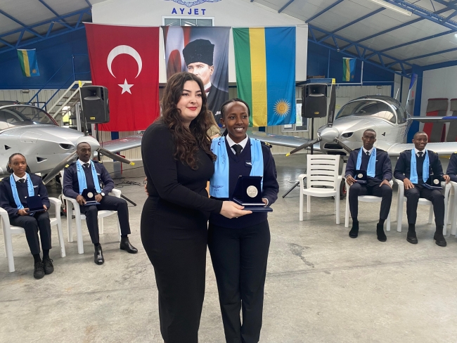 Türkiye'de eğitim gördü, ülkesinin en genç kadın pilotu oldu