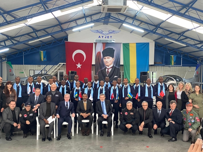 Türkiye'de eğitim gördü, ülkesinin en genç kadın pilotu oldu