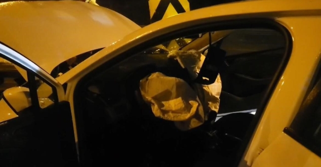 Bursa’da yağmurda kayan otomobil bariyerlere saplandı