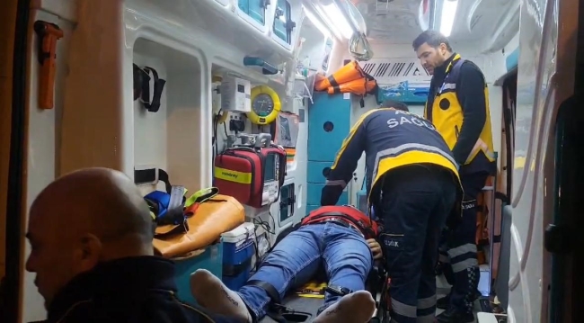 Bursa’da yağmurda kayan otomobil bariyerlere saplandı