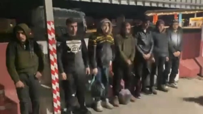 Kaçak göçmenler otomobilin bagajından çıktı