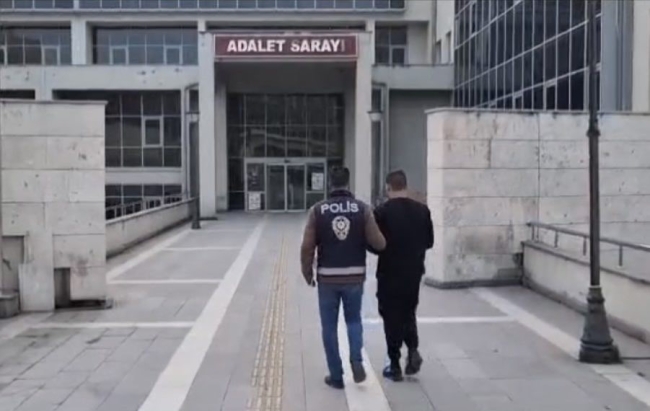 Kaçak göçmenler otomobilin bagajından çıktı