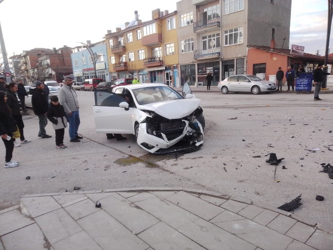 İki otomobilin çarpışması sonucu 3 kişi yaralandı!