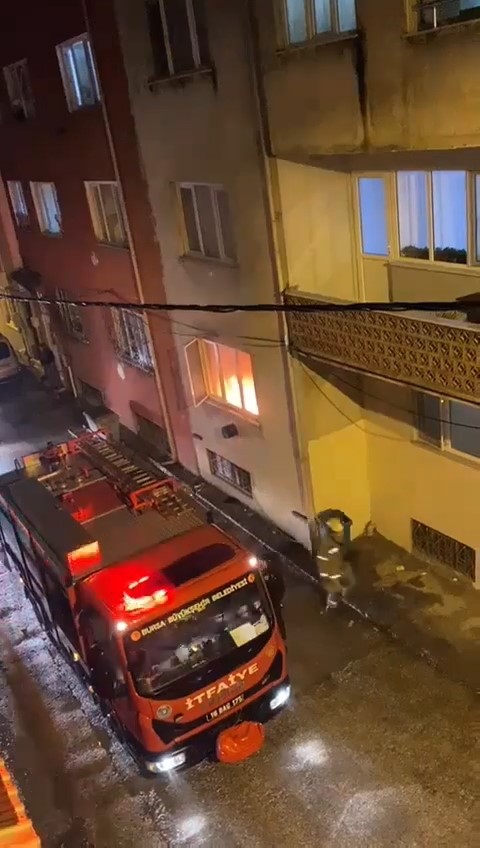Bursa'da gözü dönen koca eşiyle tartışıp evi yaktı!