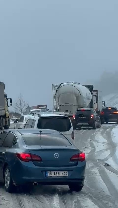 Bursa'da yollar buz tuttu, araçlar yolda kaldı