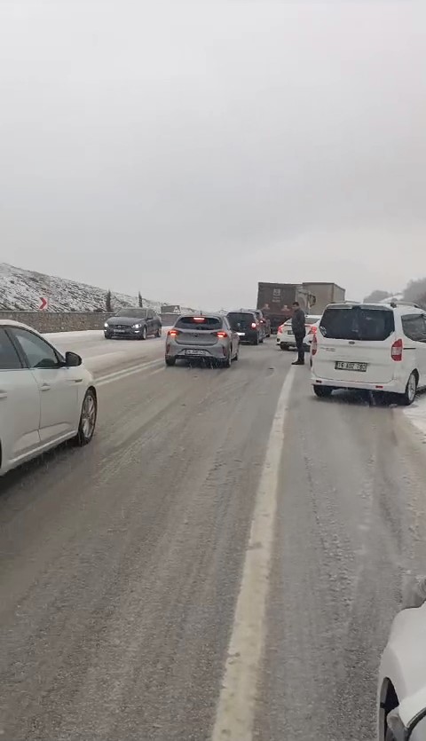 Bursa'da yollar buz tuttu, araçlar yolda kaldı