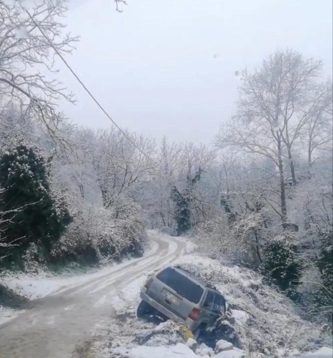 Uludağ yolu çarpışan otomobil pistine döndü, kimileri mahsur kaldı