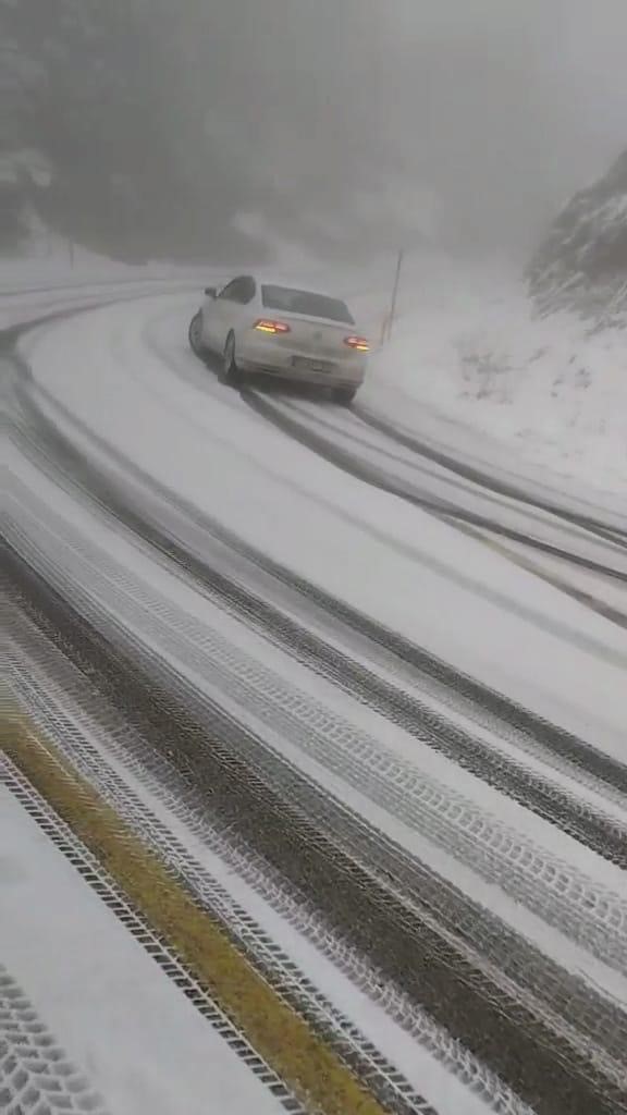 Uludağ yolu çarpışan otomobil pistine döndü, kimileri mahsur kaldı