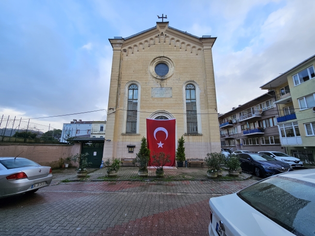 Santa Maria Kilisesi'ne dev Türk bayrağı asıldı
