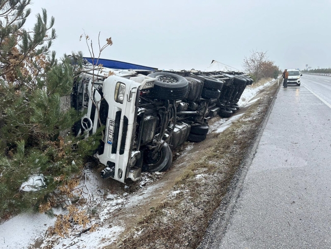 Direksiyon hakimiyetini kaybeden TIR devrildi