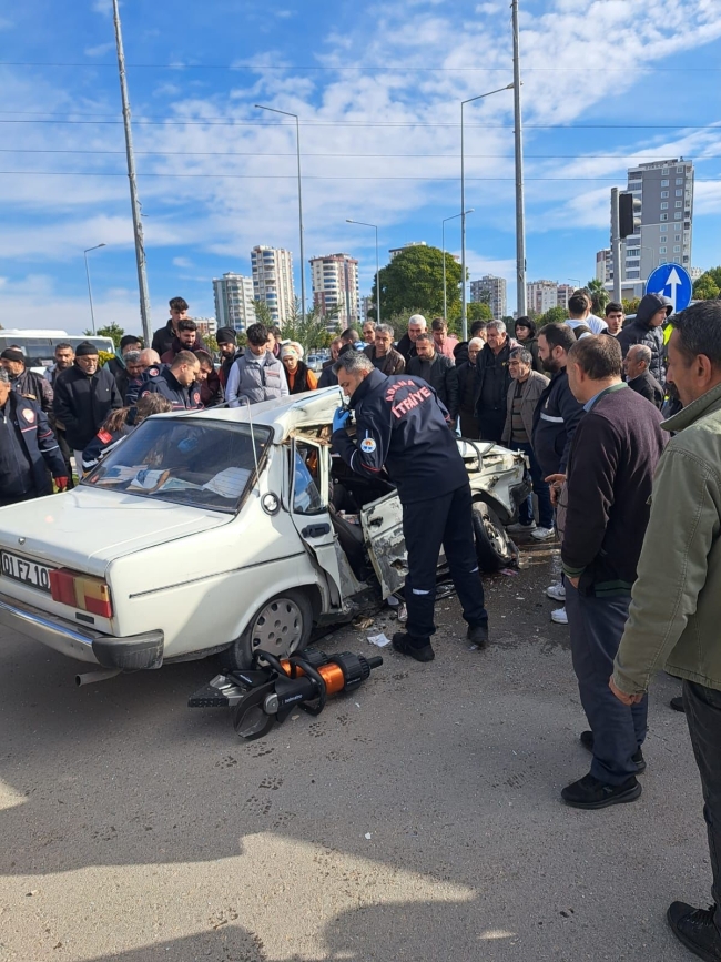 Tofaş ile midibüs çarpıştı: 9 yaralı!