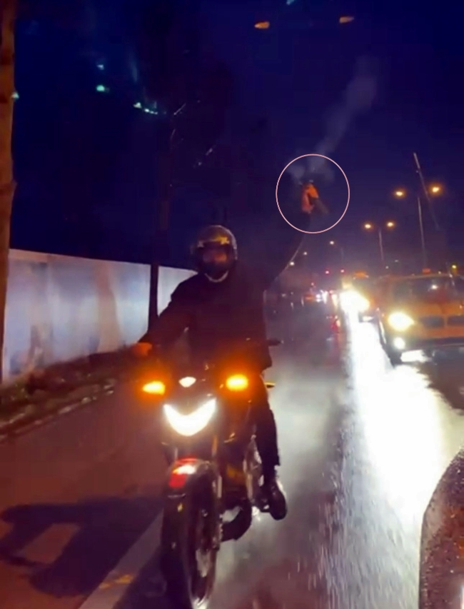 Seyir halindeki motosikletten havaya ateş açtı