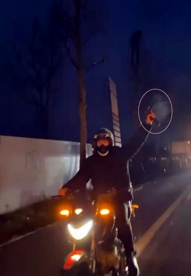 Seyir halindeki motosikletten havaya ateş açtı