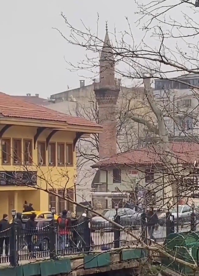 Kameralara yansıdı... Bursa'da yol verme kavgası!