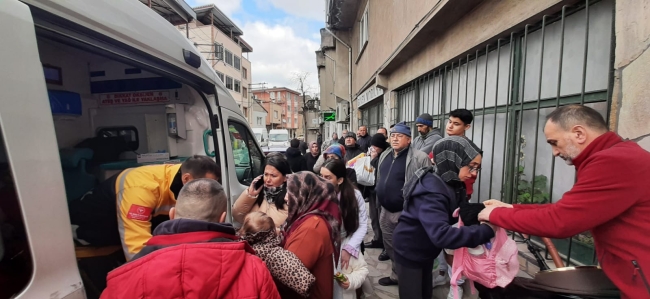 Bursa'da otobüsten kaçarken kadın yayaya çarptı!