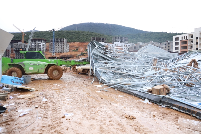 Hatay'da kuvvetli fırtına çatıları uçurdu