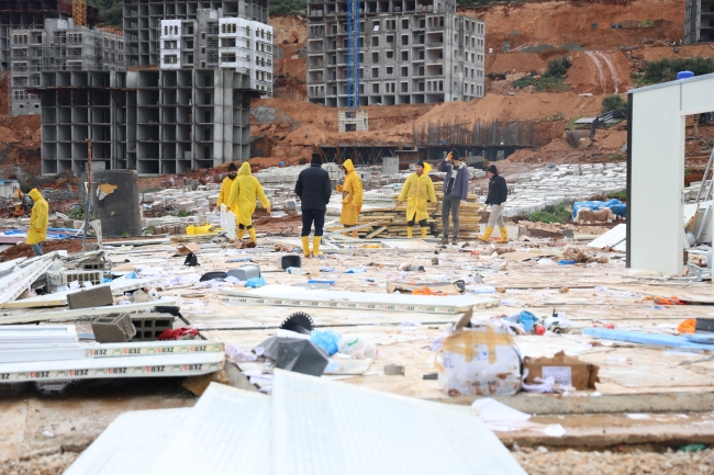 Hatay'da kuvvetli fırtına çatıları uçurdu