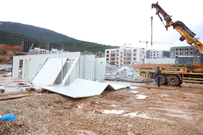 Hatay'da kuvvetli fırtına çatıları uçurdu