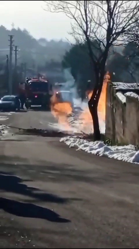 Patlayan doğal gaz borusu alev aldı