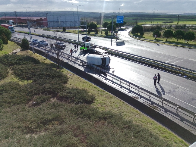 Feci kaza! Bariyerlere çarparak devrildi