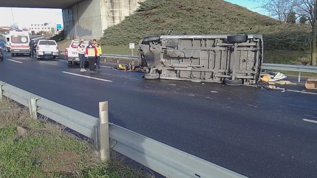 Feci kaza! Bariyerlere çarparak devrildi