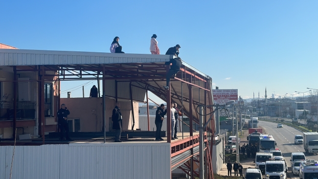 Bursa'da kaçak kata direndi! Kucağındaki bebeğin canını hice saydı