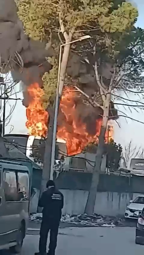 Bursa'da park halindeki otobüs alevlere teslim!