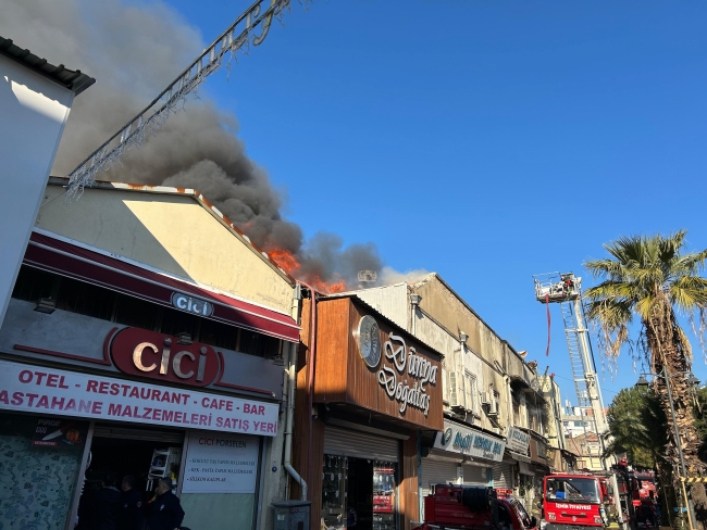 İzmir'de iş merkezinde yangın paniği!
