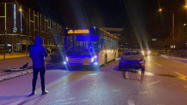 Virajı alamadı, otobüse çarptı!