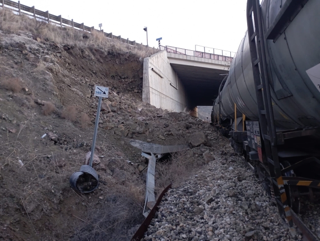 Kırıkkale'de tren raydan çıktı!
