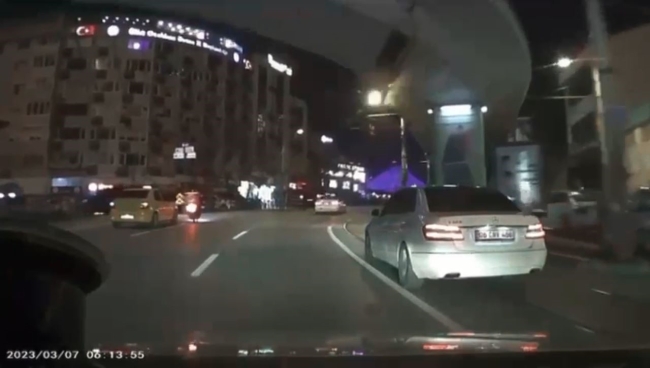 Bursa'da ticari taksinin çarptığı motosikletli savruldu!