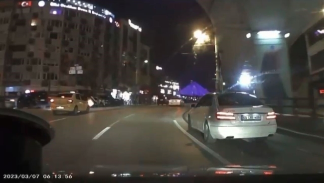 Bursa'da ticari taksinin çarptığı motosikletli savruldu!