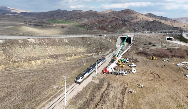 Devrilen tren kaza alanından kaldırıldı!