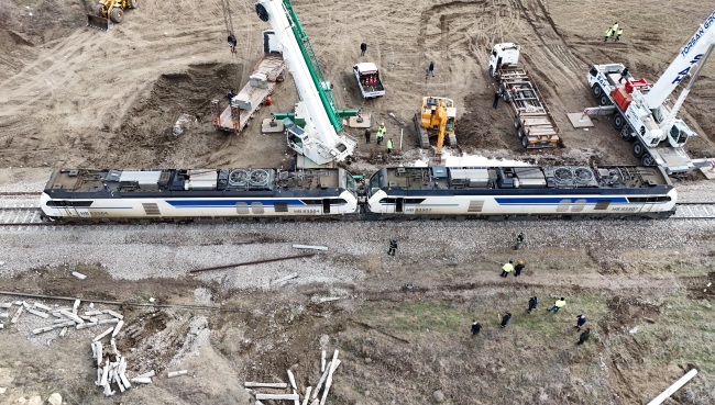 Devrilen tren kaza alanından kaldırıldı!