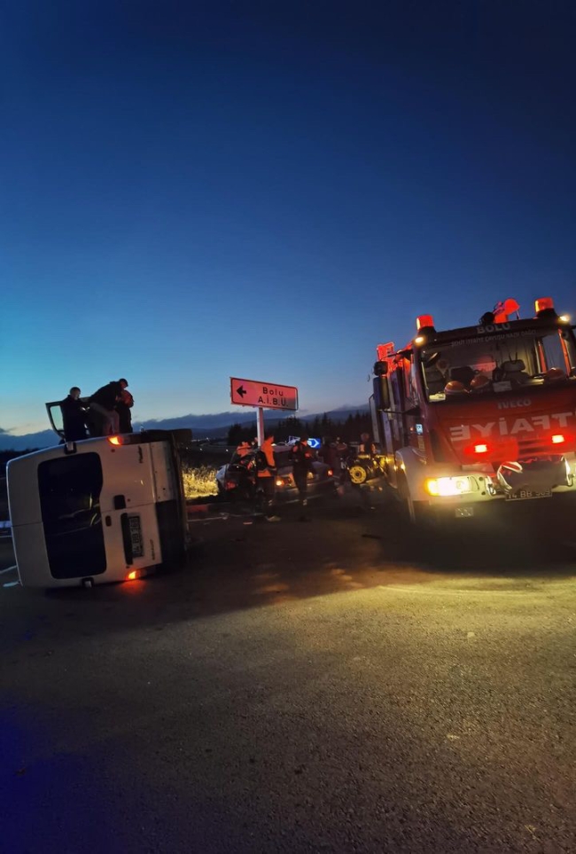 Bolu’da minibüs ile otomobil çarpıştı! Araçta sıkışan sürücü yaralandı