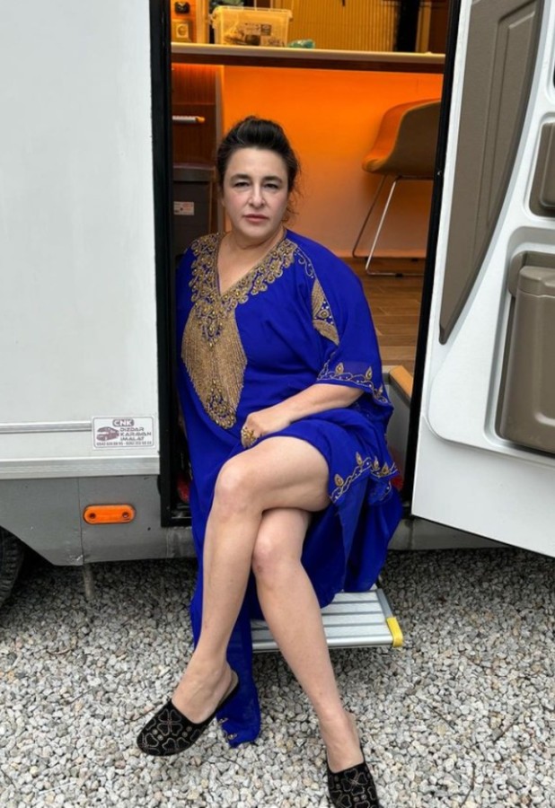 Esra Dermancıoğlu sosyal medya hesabından karavan pozunu paylaştı!