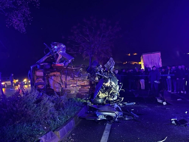 Hafif ticari araç, TIR'a arkadan çarptı: 1 ölü, 1 yaralı