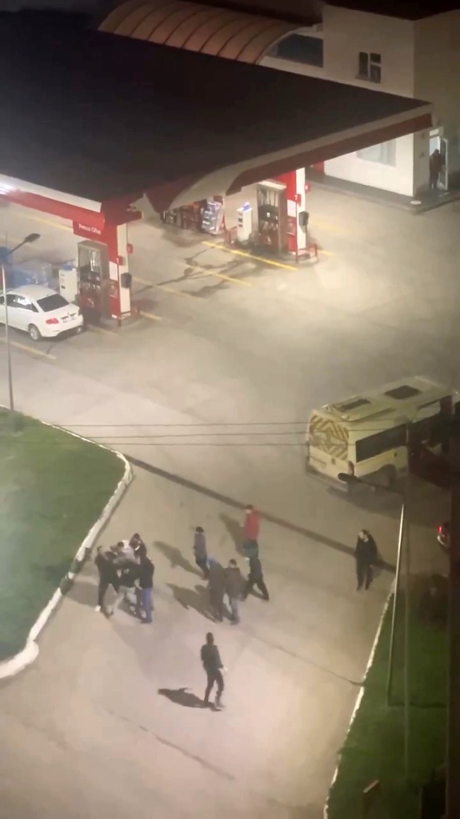 Bursa'da yol verme kavgasına yolcular da katıldı! Sokak ringe döndü…