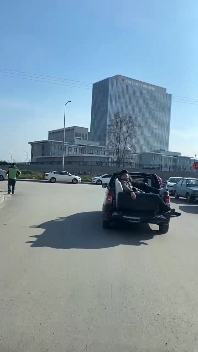 Bursa’da kamyonet kasasında tehlikeli yolculuk