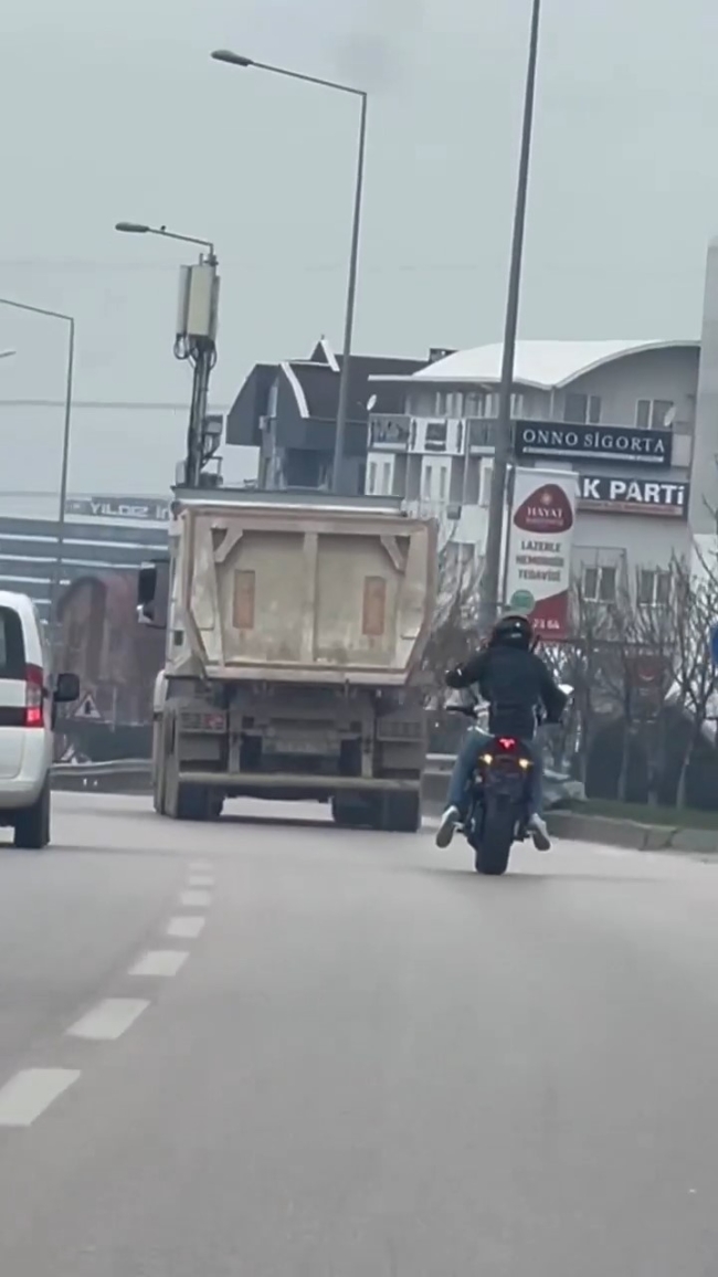 Bursa'da motosiklet sürücüsü trafikte tehlike saçtı