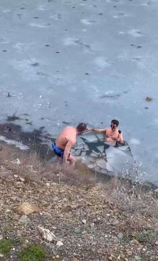 Bursa'da buzlu gölette fotoğraf çektirmek istedi, kendini suda buldu