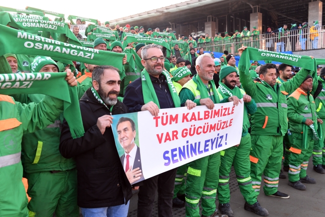 Osmangazi Belediye Başkanı Mustafa Dündar'ı belediye personeli meşalelerle karşıladı