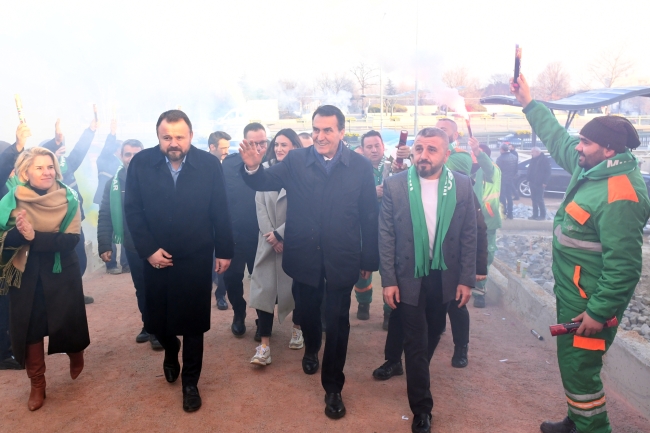 Osmangazi Belediye Başkanı Mustafa Dündar'ı belediye personeli meşalelerle karşıladı