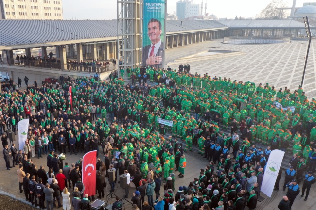 Osmangazi Belediye Başkanı Mustafa Dündar'ı belediye personeli meşalelerle karşıladı